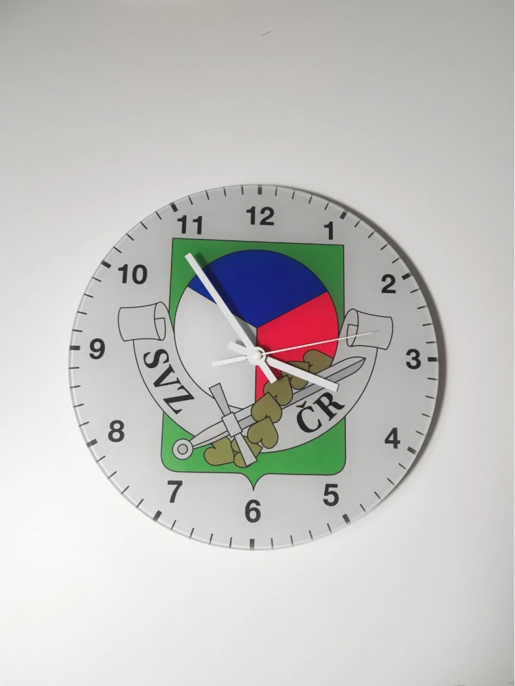 Skleněné nástěnné hodiny - s vlastním klubovým znakem
